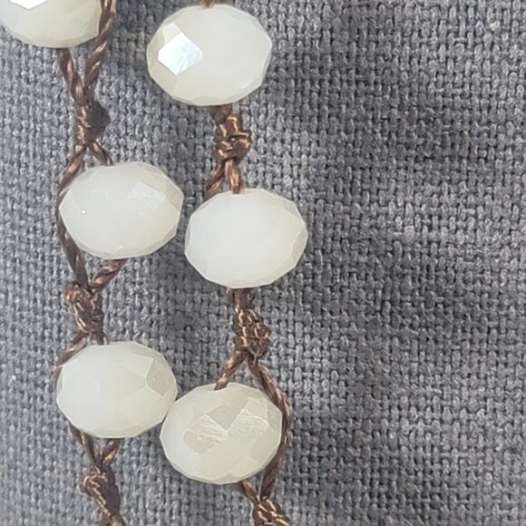 White Iridescent Beads Hand Strung 17.5" Necklace Beautiful Lighweight - Picture 4 of 4